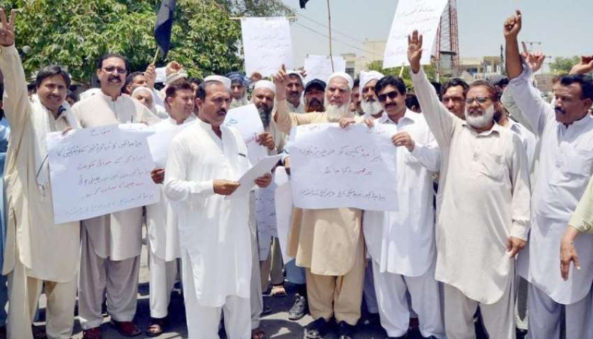 پشاور: پیرامیڈیکس خیبر میڈیکل کالج کے ملازمین اپنے مطالبات ..
