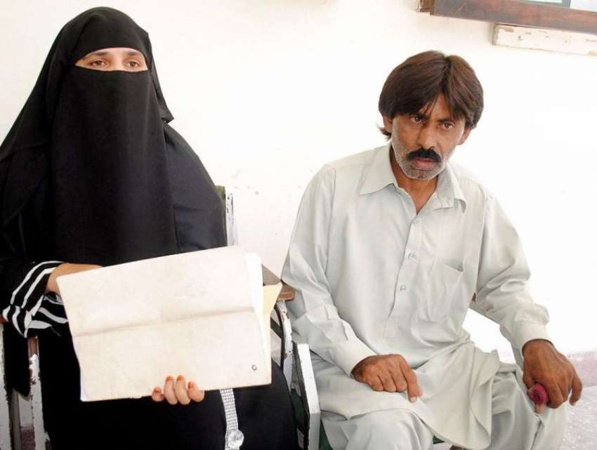 پشاور: جہانگیر آباد کی رہائشی خاتون روشی زیب اپنے والد کی ..