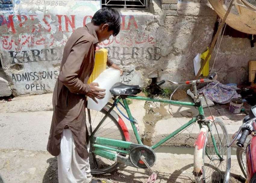 کوئٹہ: جناح روڈ پر ایک بچہ سائیکل پر گھر کے لیے پانی اور برف ..