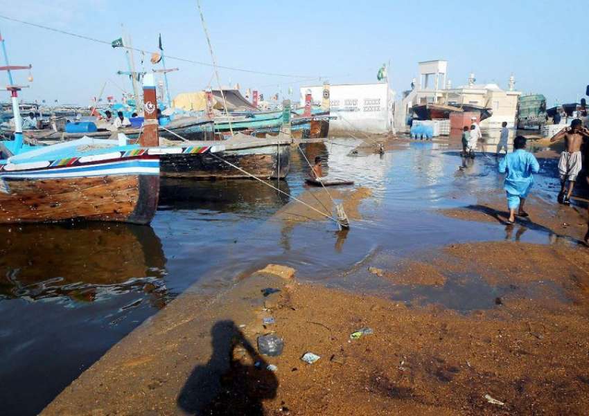 کراچی: ابراہیم حیدری میں سمندری طوفان آشوبا کے باعث سمندر ..