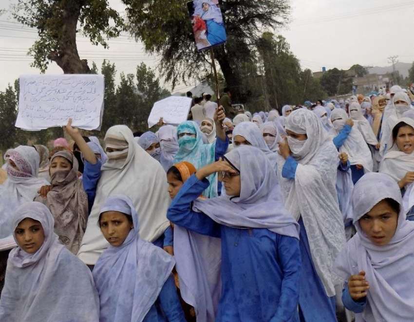 درگئی: ہریانکوٹ سکول کی طالبات ساتھی طالبہ کے قتل کے خلاف ..