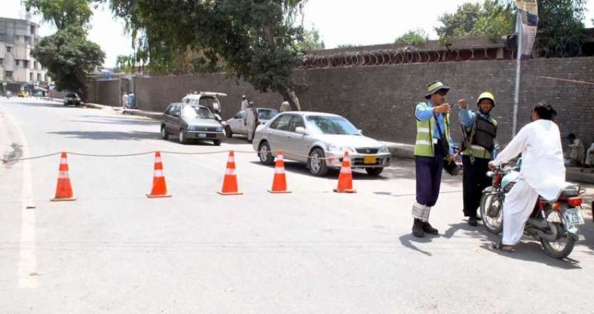 پشاور: اپوزیشن جماعتوں کی جانب سے ہڑتال کی کال کے باعث ٹریفک ..