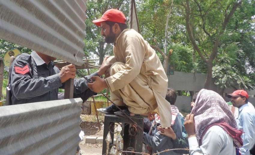 لاہور: نابینا افراد اپنے مطالبات کے حق میں احتجاج کے دوران ..