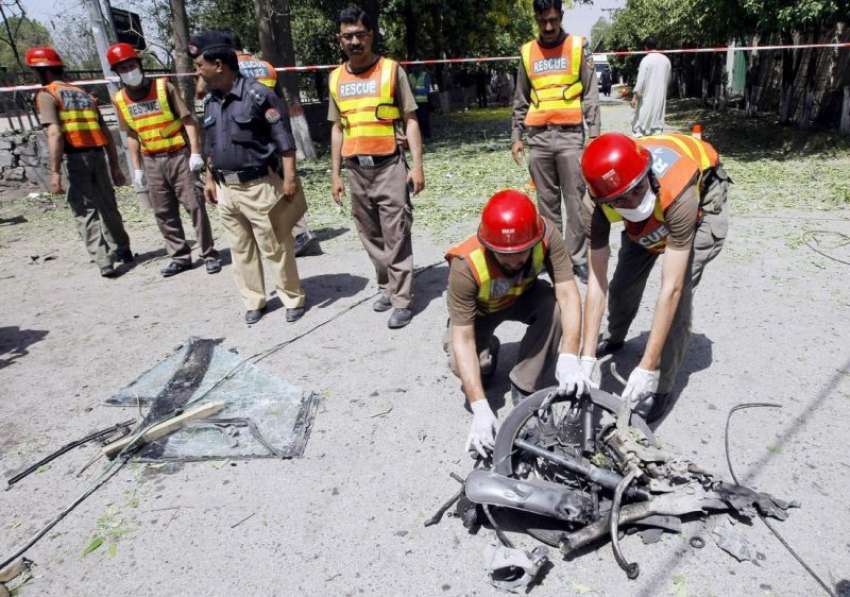 پشاور: حیات آباد پولیس کی گاڑی پر خود کش بم دھماکہ کے بعد ..