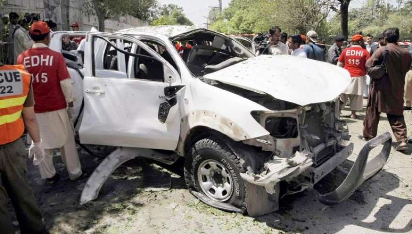 پشاور: حیات آباد پولیس کی گاڑی پر خودکش حملے کے بعد تباہ ..