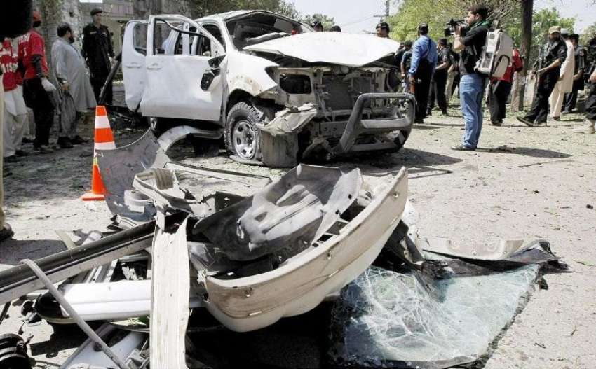 پشاور: حیات آباد پولیس کی گاڑی پر خودکش حملے کے بعد تباہ ..