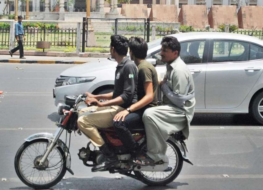 لاہور: ایک پولیس اہلکار قانون کی خلاف ورزی کرتے ہوئے موٹر ..