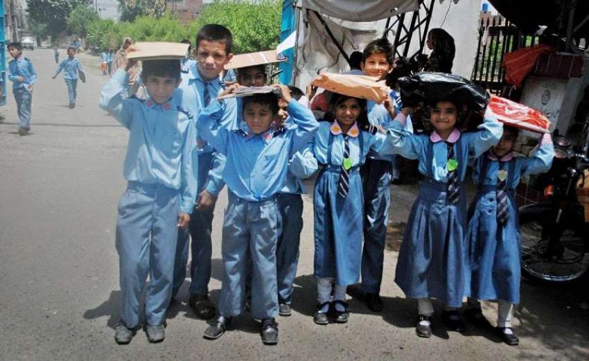 لاہور: لاریکس کالونی مغلپورہ میں پرائیویٹ سکول کے بچے تاحال ..