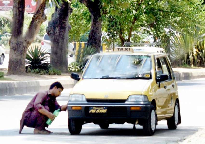 اسلام آباد: میلوڈی میں ایک ٹیکسی ڈرائیور سڑک کے بیچوں بیچ ..