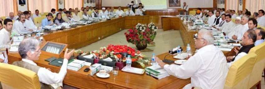 پشاور: وزیر اعلیٰ خیبر پختونخوا پرویز خٹک بجٹ تجاویز کے ..