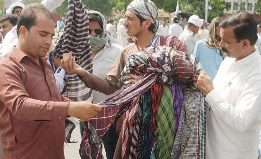 لاہور: شہری شدید گرمی میں دھوپ سے بچاؤ کے لیے رومال خرید ..