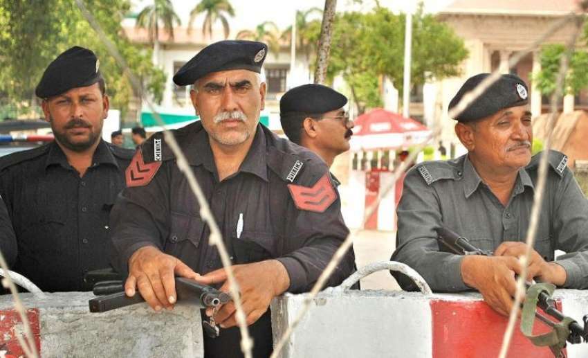 لاہور: پولیس نے پنجاب اسمبلی کے اجلاس کے موقع پر داخلی راستے ..