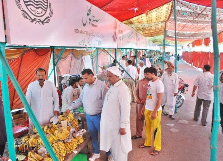 لاہور: شہری شالیمار ٹاؤن میں رمضان المبارک کے لیے لگائے ..