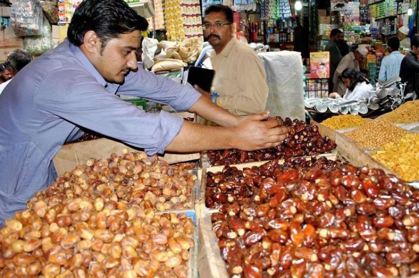 راولپنڈی: رمضان المبارک کی آمد کے موقع پر ایک دوکاندار شہریوں ..