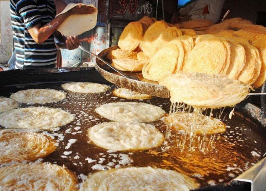 راولپنڈی: رمضان المبارک کی آمد کے موقع پر ایک دوکاندار پھنیاں ..