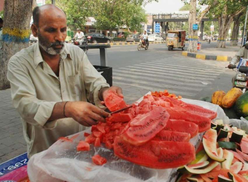 لاہور: ایک ریڑھی بان مال روڈ پر تربوز فروخت کر رہا ہے۔
