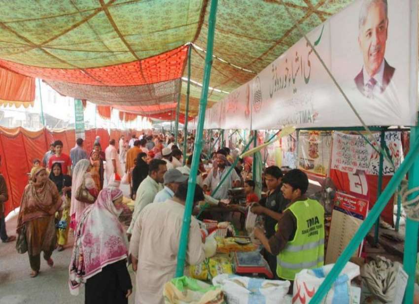لاہور: شہری شالا مار ٹاؤن میں سستے رمضان بازار سے خریداری ..