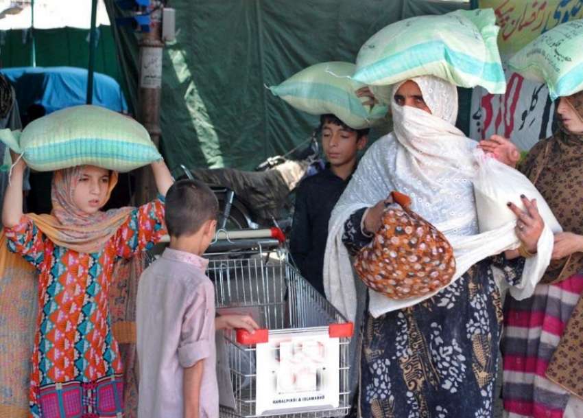 راولپنڈی: پنجاب حکومت کی طرف سے رمضان سستا بازار میں خواتین ..