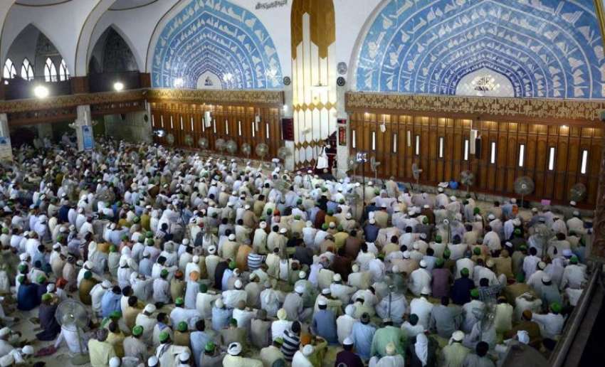 لاہور: داتا صاحب کی جامع مسجد میں رمضان المبارک کے پہلے جمعتہ ..