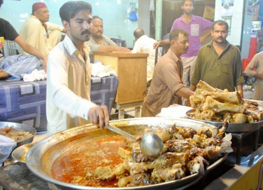 راولپنڈی: سحری کے وقت ایک ہوٹل میں پائے فروخت کیے جا رہے ..