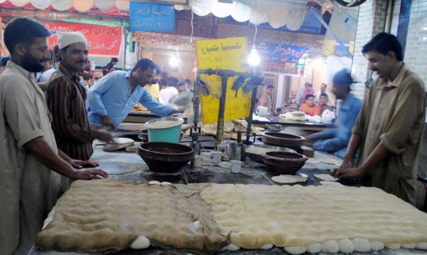 راولپنڈی: سحری کے وقت نانبائی نان بنانے میں مصروف ہیں۔