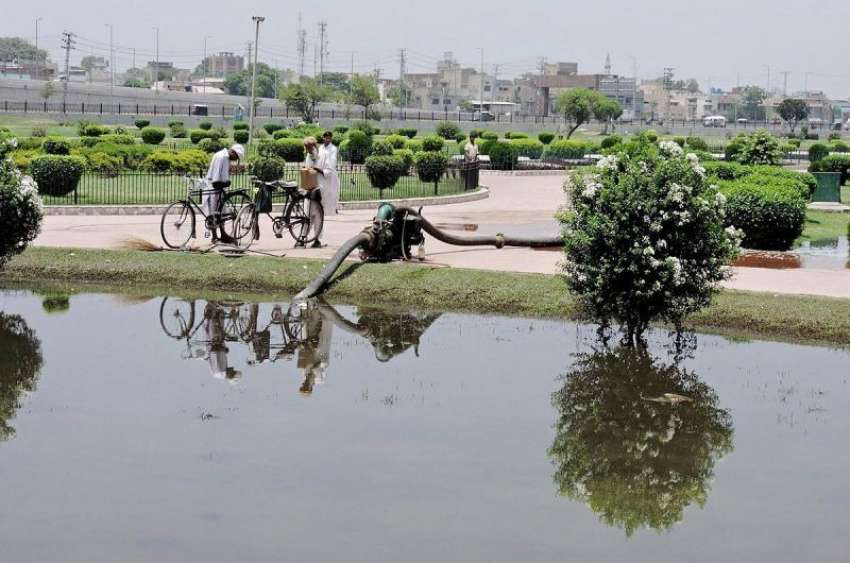 لاہور: مینار پاکستان کی گراؤنڈ میں کھڑے پانی کو موٹر مشین ..
