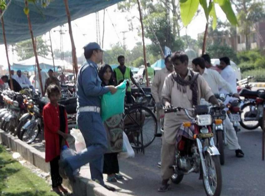 لاہور: رمضان بازار میں ڈیوٹی پر تعینات ایک ٹریفک خاتون شہری ..