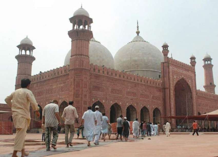 لاہور: شہری رمضان المبارک کے تیسرے جمعةالمبارک کی ادائیگی ..