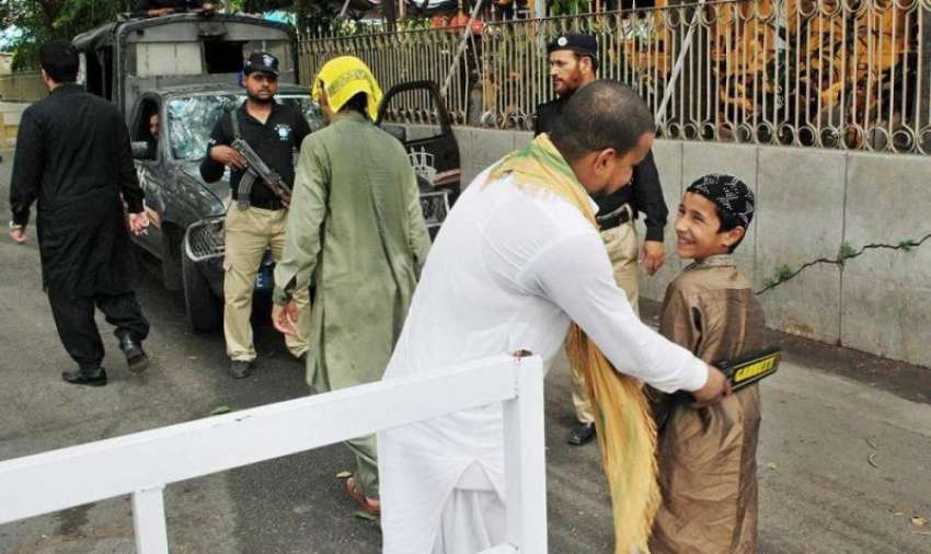 لاہور: مال روڈ پر واقع مسجد شہداء میں رمضان کے تیسرے جمعةالمبارک ..
