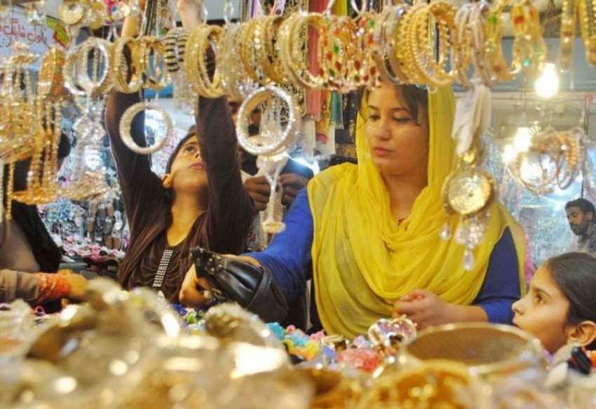 راولپنڈی: عید کی تیاریوں میں مصر وف خواتین موتی بازار سے ..