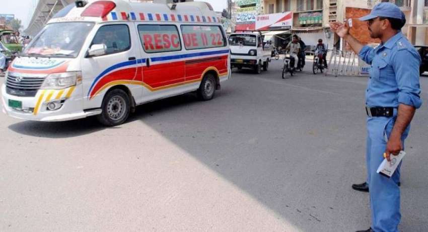 راولپنڈی: ٹریفک پولیس اہلکار لیاقت باغ چوک میں ٹریفک کنٹرول ..