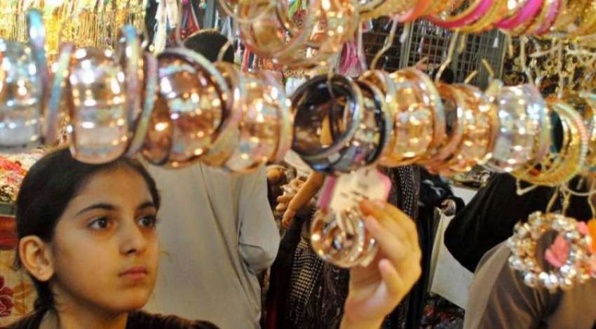 راولپنڈی: عید کی تیاریوں میں مصروف ایک بچی موتی بازار سے ..