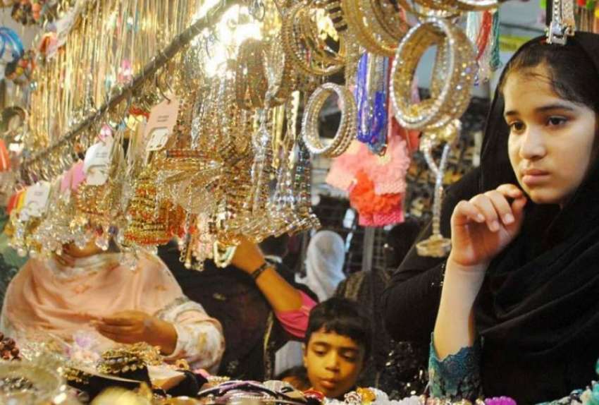 راولپنڈی: عید کی تیاریوں میں مصر وف خواتین موتی بازار سے ..