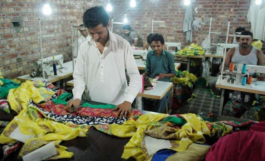 لاہور: ایک فیکٹری میں کاریگر عیدالفطر کے لیے خواتین کے ملبوسات ..