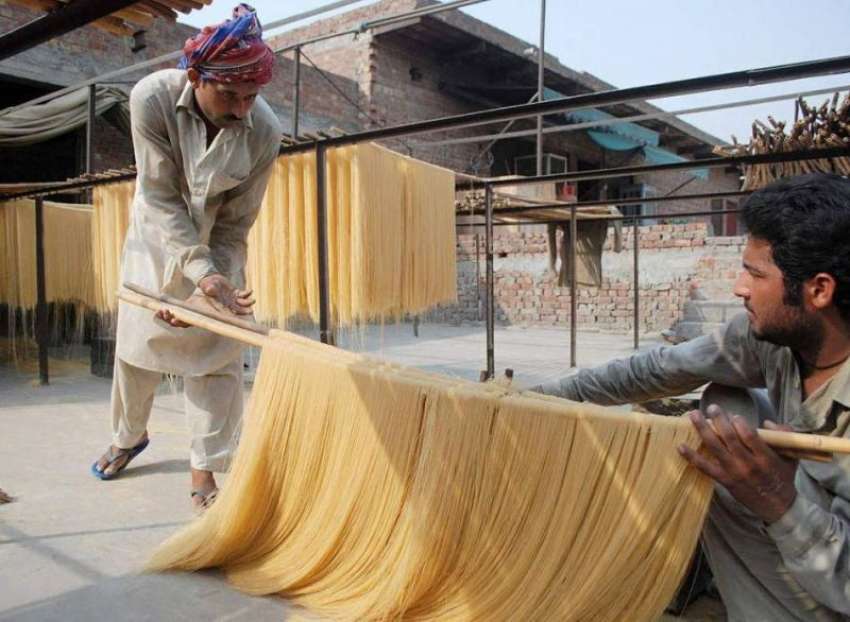 لاہور: ایک فیکٹری میں مزدور عیدالفطر کی مناسبت سے سویوں ..