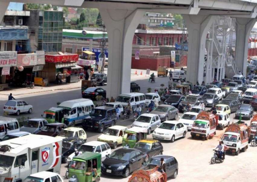 راولپنڈی: مری روڈ پر افطاری کے قبل ٹریفک جام کا ایک منظر۔