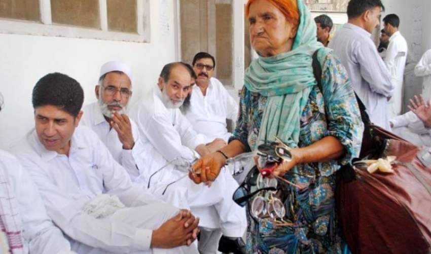 راولپنڈی: ایک عمر رسیدہ خاتون کچہری روڈ پر عینکیں فروخت ..
