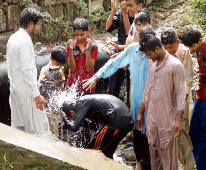 اسلام آباد: جی سکس کے مکین گرمی کی شدت کم کرنے کے لیے پائپ ..