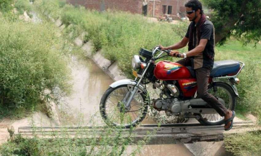 لاہور: ایک موٹر سائیکل سوار نوجوان راجباہ پر بنائی گئی خطرناک ..