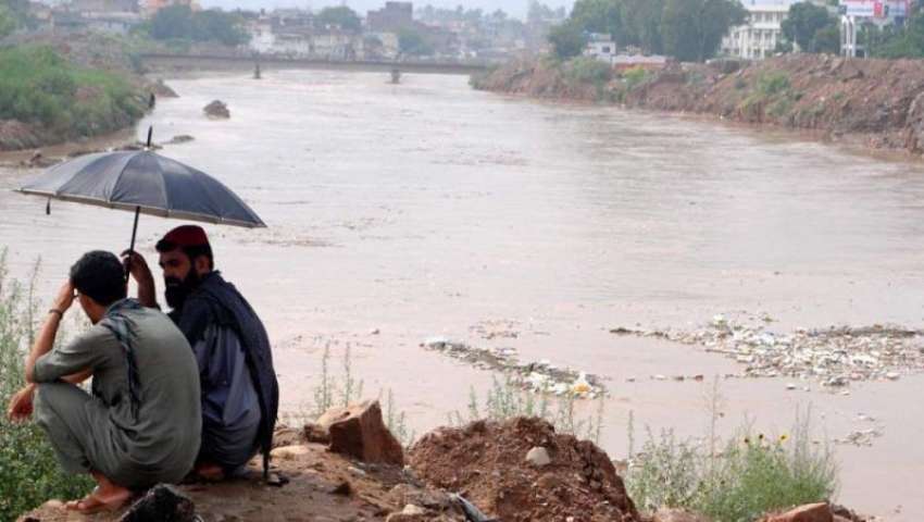 راولپنڈی: بارش کے بعد گوالمنڈی نالہ لئی کا منظر۔