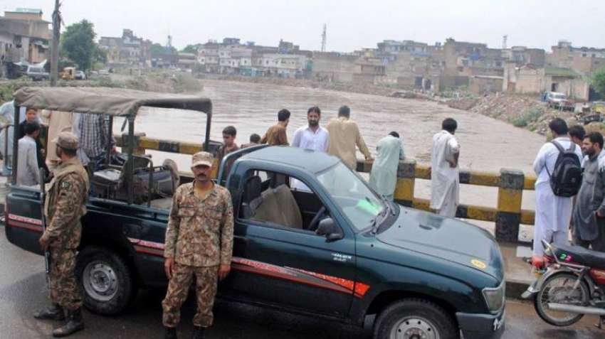 راولپنڈی: بارش کے بعد پاک فوج کے جوان گوالمنڈی پل پر الرٹ ..