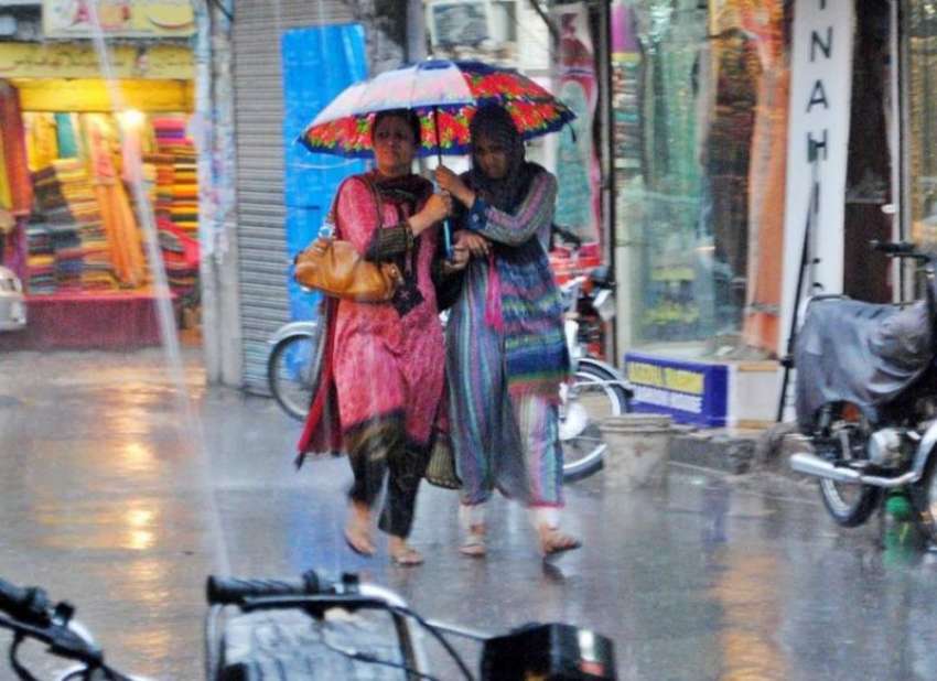 راولپنڈی: شدید بارش کے دوران ایک شاپنگ سینٹر سے خواتین چھتری ..