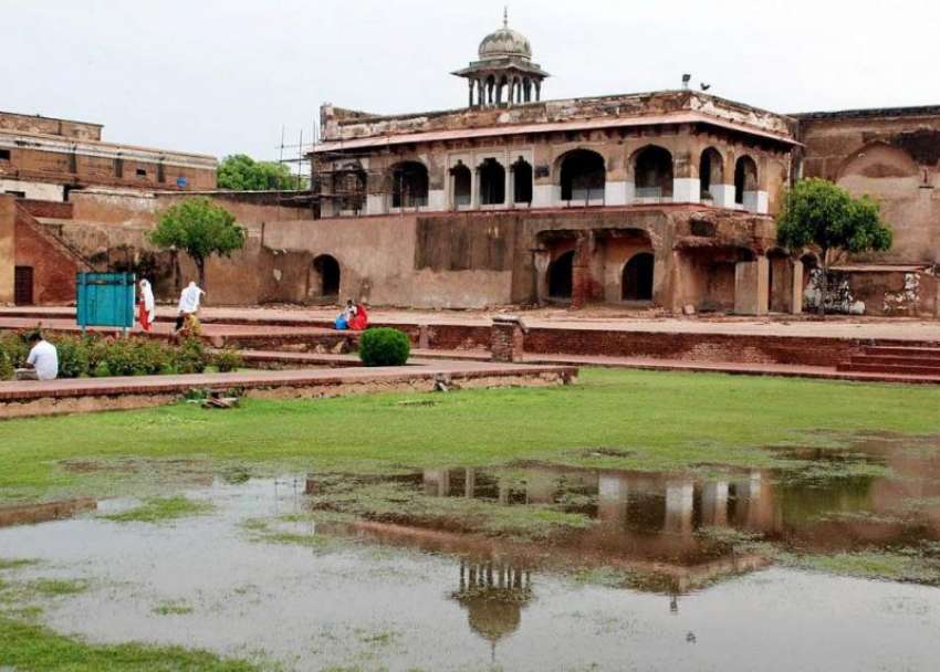 لاہور: شاہی قلع باغ میں بارش کا پانی جمع ہے۔