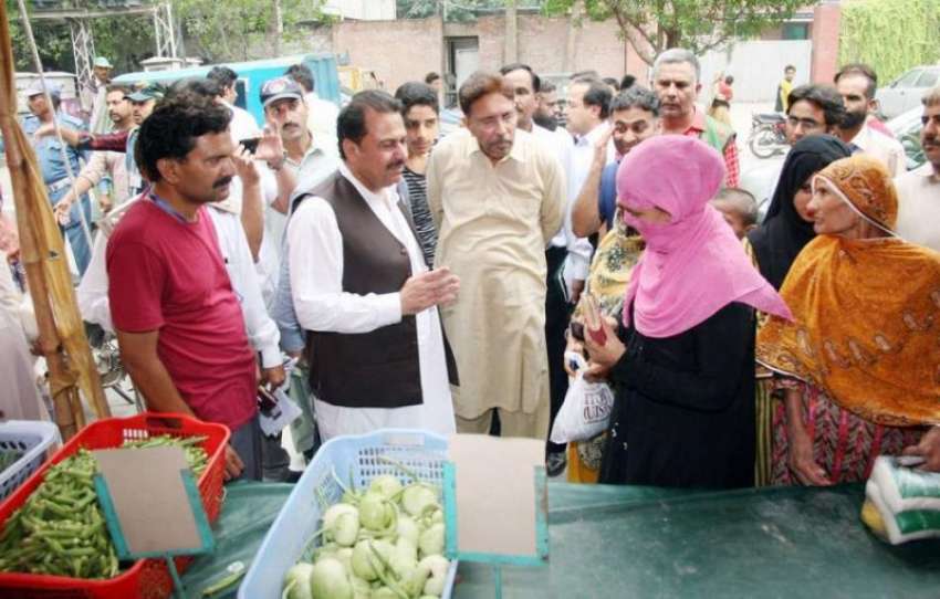 لاہور : صوبائی وزیر زراعت ڈاکٹر فرخ جاوید رمضان بازار کے ..