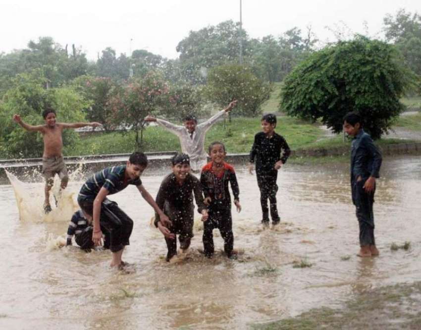 اسلام آباد: جی سکس میں حبس کے ستائے بچے بارش کے دوران سڑک ..