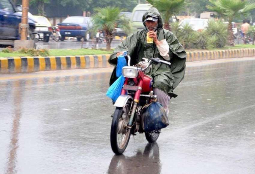راولپنڈی: موٹر سائیکل سوار بارش سے بچنے کے لیے برساتی پہلے ..