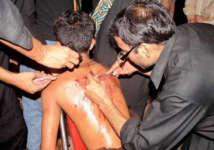 راولپنڈی: یوم غلی کے موقع پر ایک عزادار کی طبی امداد دی جا ..
