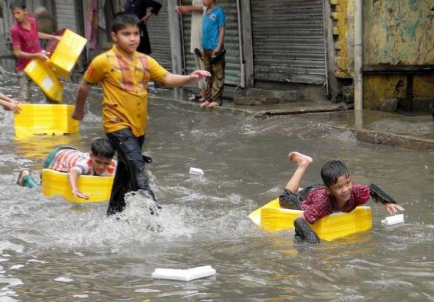 راولپنڈی: امام باڑہ چوک میں بارش کے جمع پانی میں بچے کھیل ..