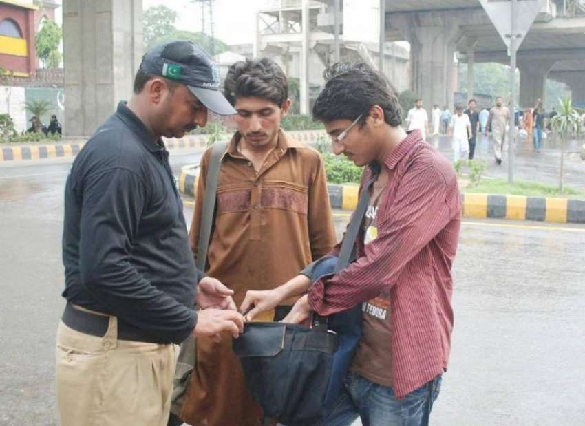 لاہور: ایک پولیس اہلکار یوم حضرت علی کے موقع پر مرکزی جلوس ..