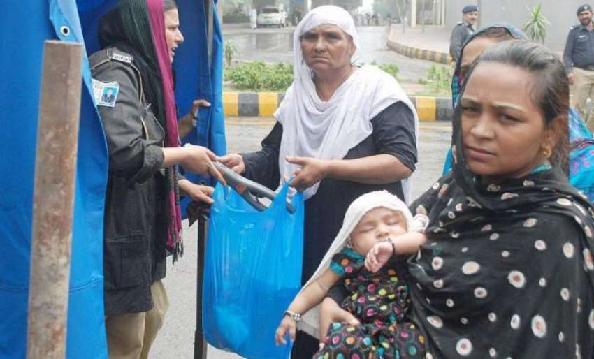 لاہور: لیڈی کانسٹیبل یوم حضرت علی کے موقع پر مرکزی جلوس میں ..